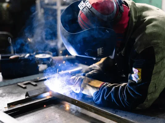 Spawacz w trakcie pracy – kurs uprawnień spawalniczych MAG, MIG, TIG w BEHAP.PL