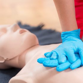 Uczestnicy szkolenia z pierwszej pomocy ćwiczą resuscytację krążeniowo-oddechową (RKO) na fantomie pod okiem instruktora z BEHAP.