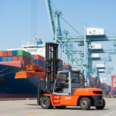 Operator wózka widłowego w porcie kontenerowym