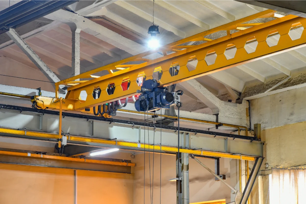 Operator suwnicy w sterującej suwnicą na placu budowy, widok z boku podczas pracy