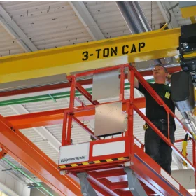 Operator suwnicy w odzieży ostrzegawczej i butach ochronnych podczas kontroli urządzenia