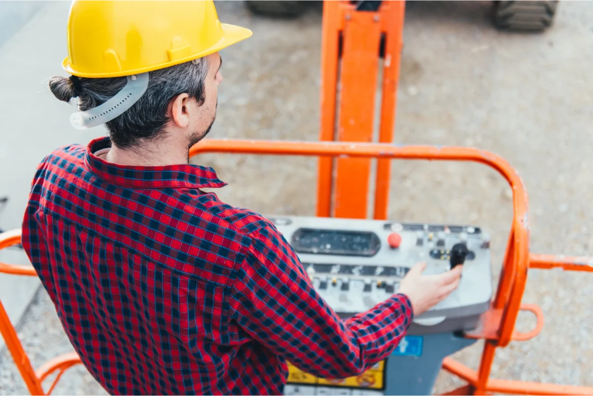 Pracownik BEHAP-BUD steruje podestem ruchomym podczas kursu obsługi podestów ruchomych zgodnie z przepisami BHP i UDT.