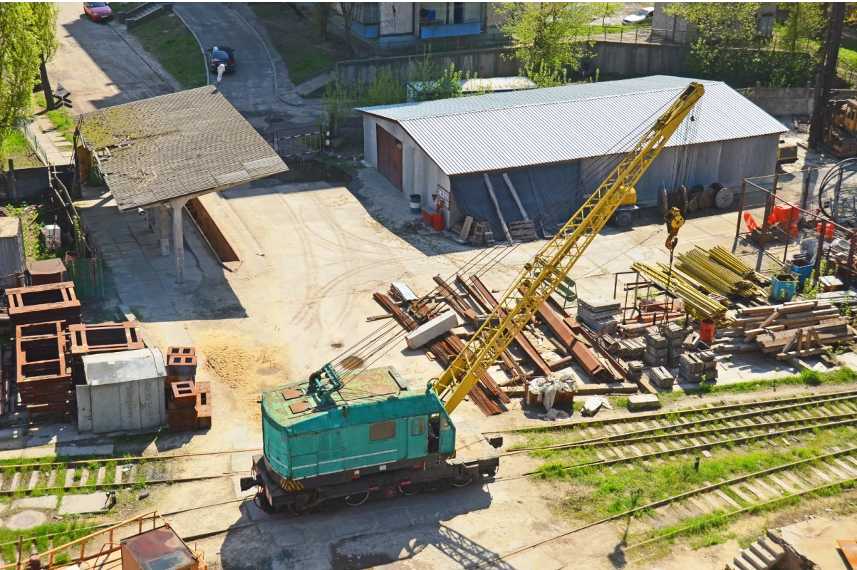 żuraw kolejowy przy przeładunku wagonów