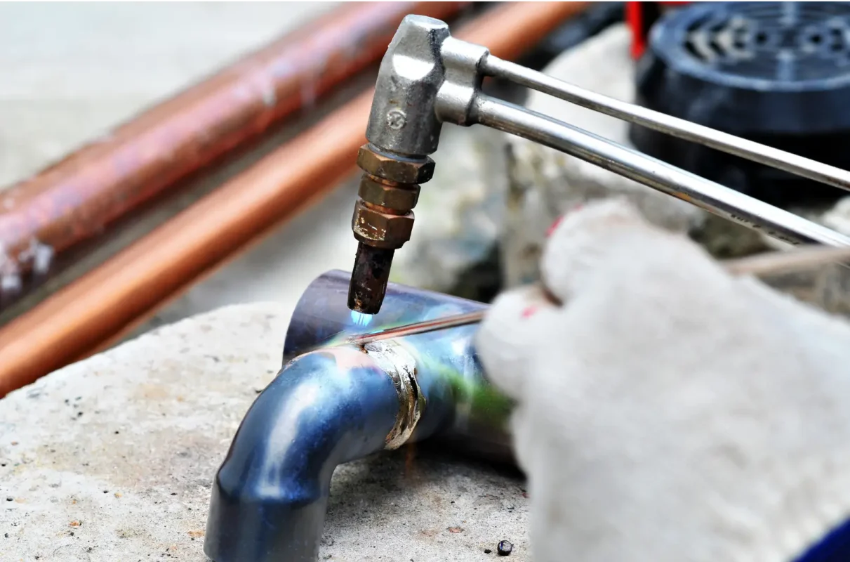 spawacz podczas pracy spawaniem gazowym