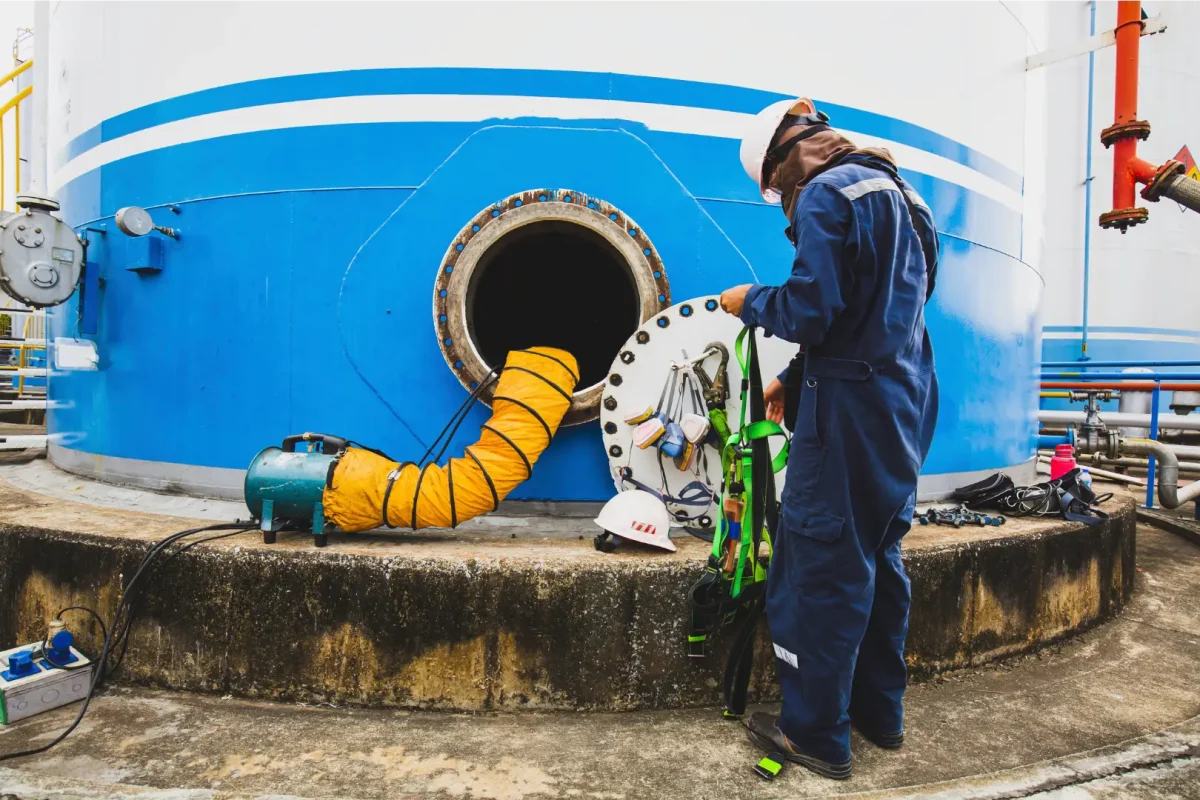 pracownik przygotowujący się do wejścia do zbiornika zamkniętego