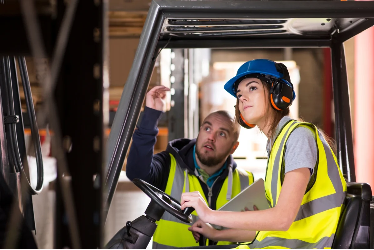 Instruktor BEHAP-BUD nadzoruje kursanta podczas jazdy wózkiem widłowym w ramach kursu UDT na wózki jezdniowe podnośnikowe w Trzebini.