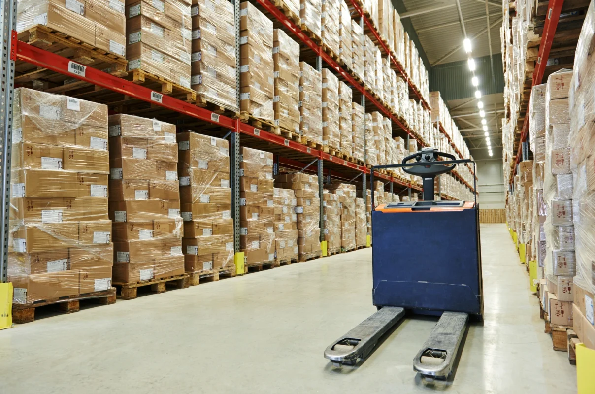 Wózek jezdniowy unoszący wykorzystywany podczas kursu obsługi wózków jezdniowych unoszących w BEHAP-BUD w Trzebini.