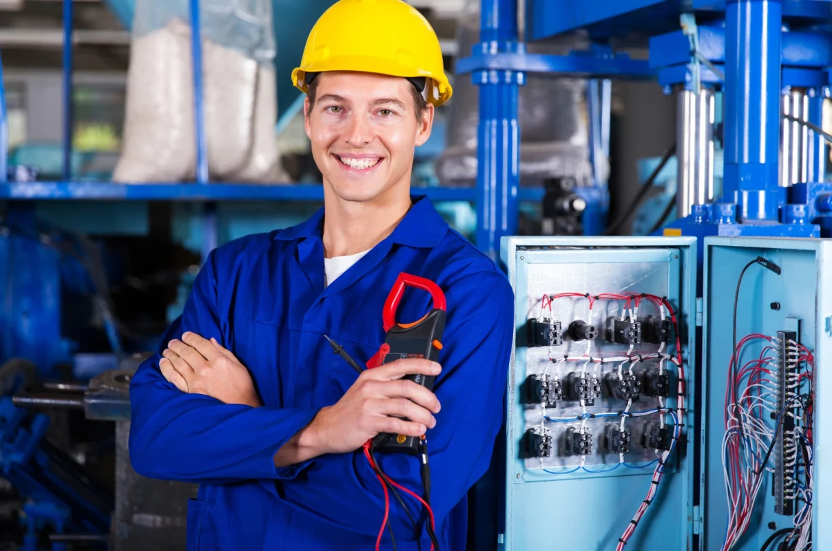 Pracownik BEHAP-BUD obsługujący instalację elektryczną podczas kursu uprawnień elektrycznych G1 w Trzebini.