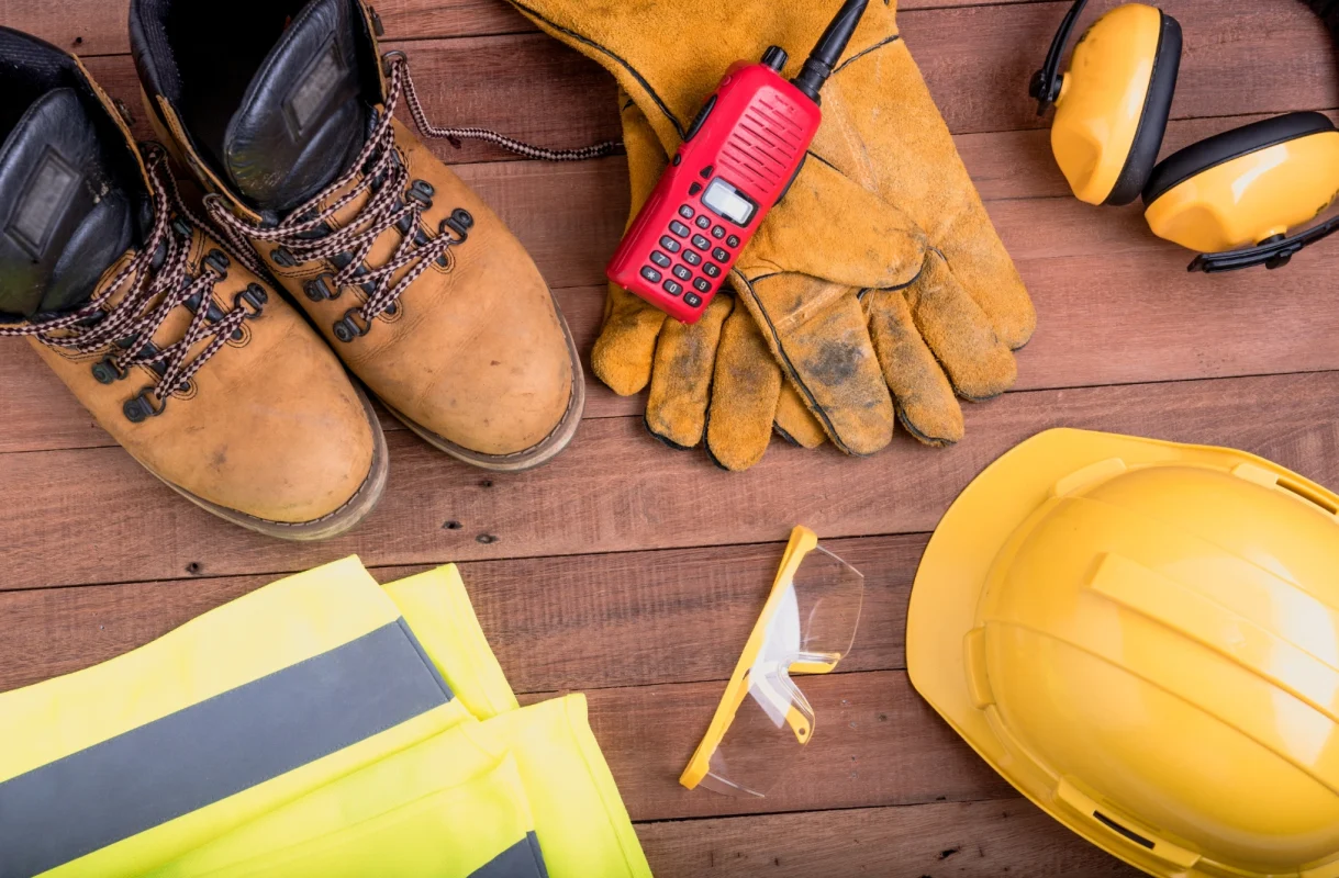 Sprzęt ochrony indywidualnej używany w ramach szkolenia BHP okresowego w BEHAP-BUD w Trzebini.
