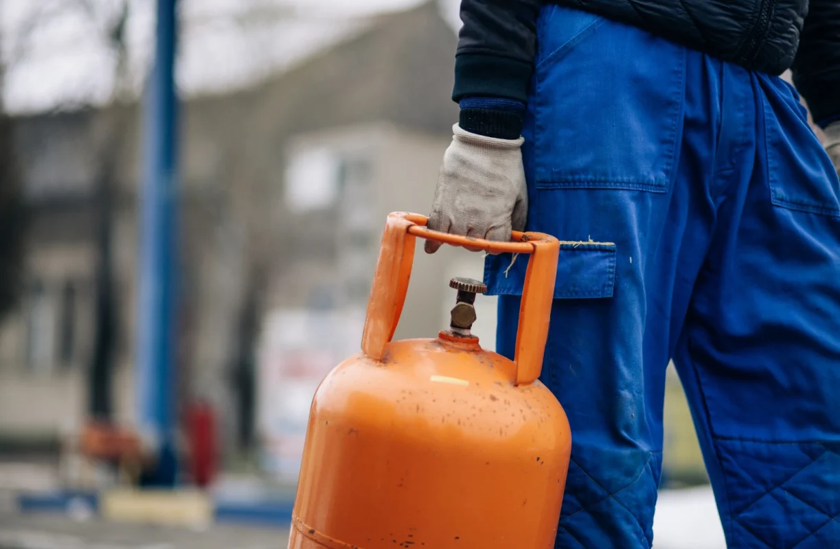Pracownik BEHAP-BUD obsługujący wózek widłowy z butlą gazową podczas szkolenia z bezpiecznego użytkowania butli gazowych.
