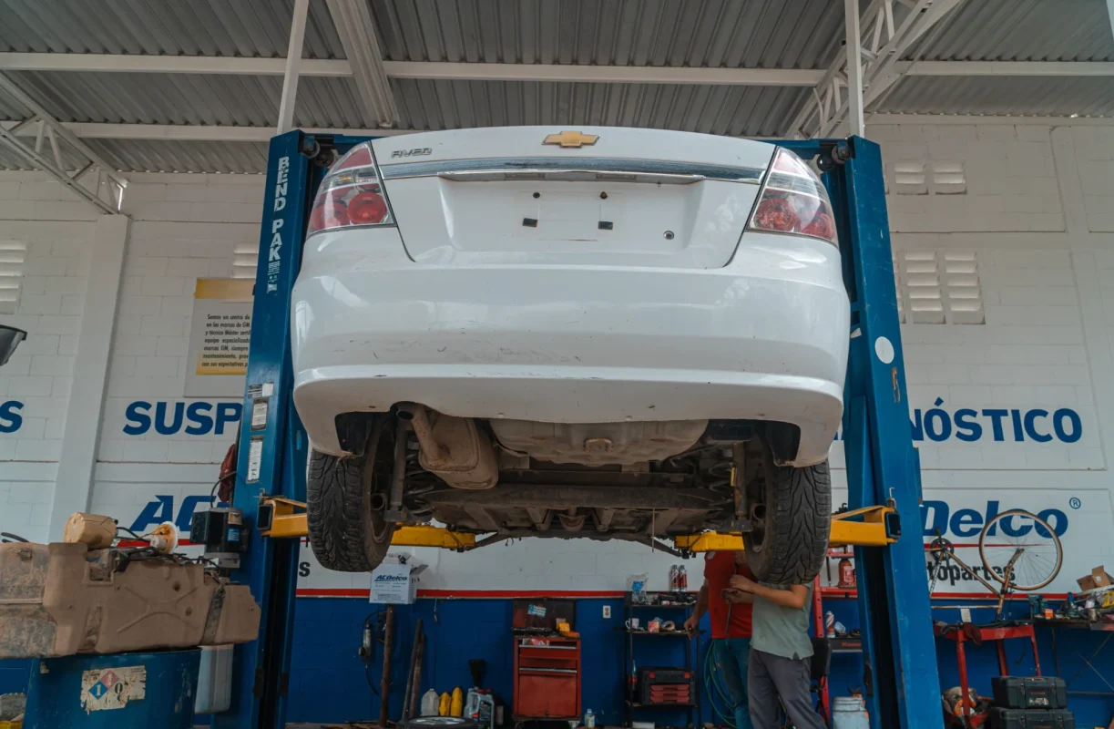 Dźwignik do podnoszenia ładunków, w tym pojazdów, używany podczas kursu konserwacji w BEHAP-BUD w Trzebini.