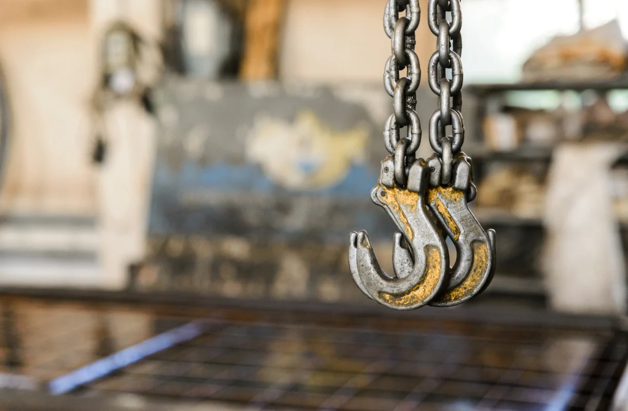 Pracownik BEHAP-BUD obsługujący zawiesie dźwigowe jako hakowy lub sygnalista podczas kursu w Trzebini.