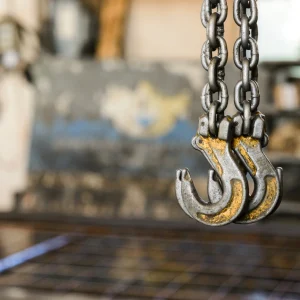 Pracownik BEHAP-BUD obsługujący zawiesie dźwigowe jako hakowy lub sygnalista podczas kursu w Trzebini.