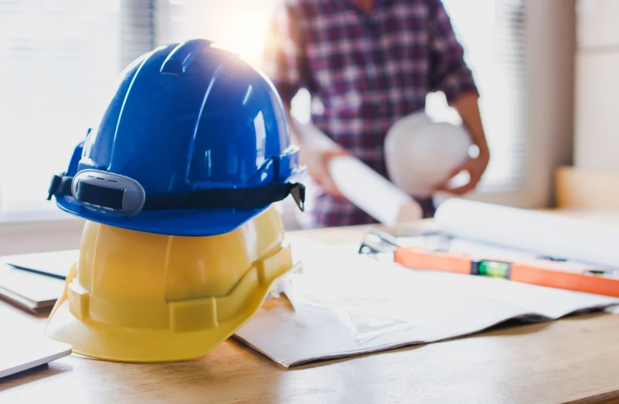 Pracownicy inżynieryjno-techniczni uczestniczący w szkoleniu okresowym BHP w BEHAP-BUD w Trzebini.