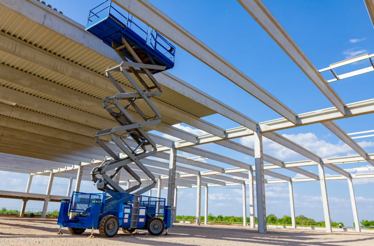 Podest ruchomy przejezdny i załadowczy używany podczas kursu konserwacji podestów w BEHAP-BUD w Trzebini.
