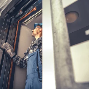 Dźwig towarowo-osobowy lub szpitalny (winda) wykorzystywany w kursie obsługi dźwigów w BEHAP-BUD w Trzebini.