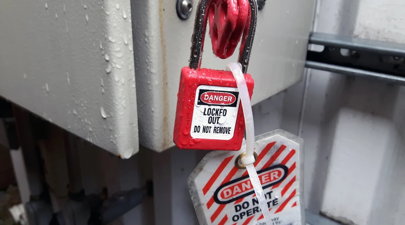 Pracownik BEHAP-BUD stosujący system LOTO (Lockout-Tagout) podczas szkolenia BHP w Trzebini.