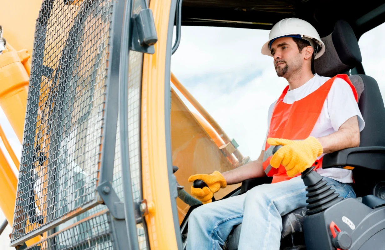Operator suwnicy uczestniczący w szkoleniu doskonalącym w BEHAP-BUD w Trzebini.